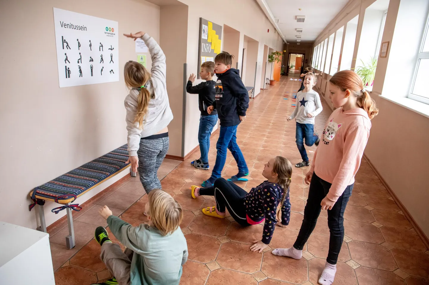 Uulu põhikooli õpilased tutvuvad pärast treeningut siseterviserajal venitusharjutustega.