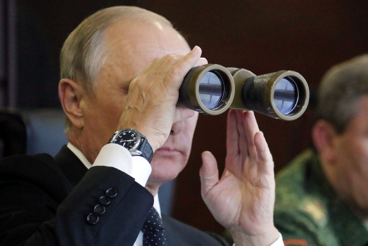 Vladimir Putin sõjaväeõppust jälgimas.