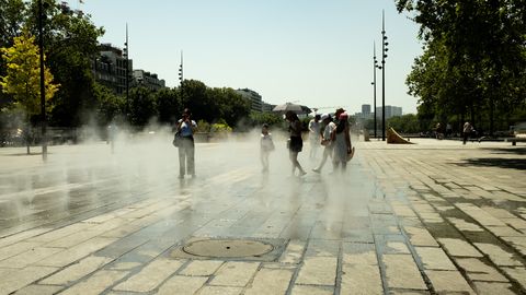 Europe's heatwave reaches its peak, leaving tens of thousands of homes without electricity in France