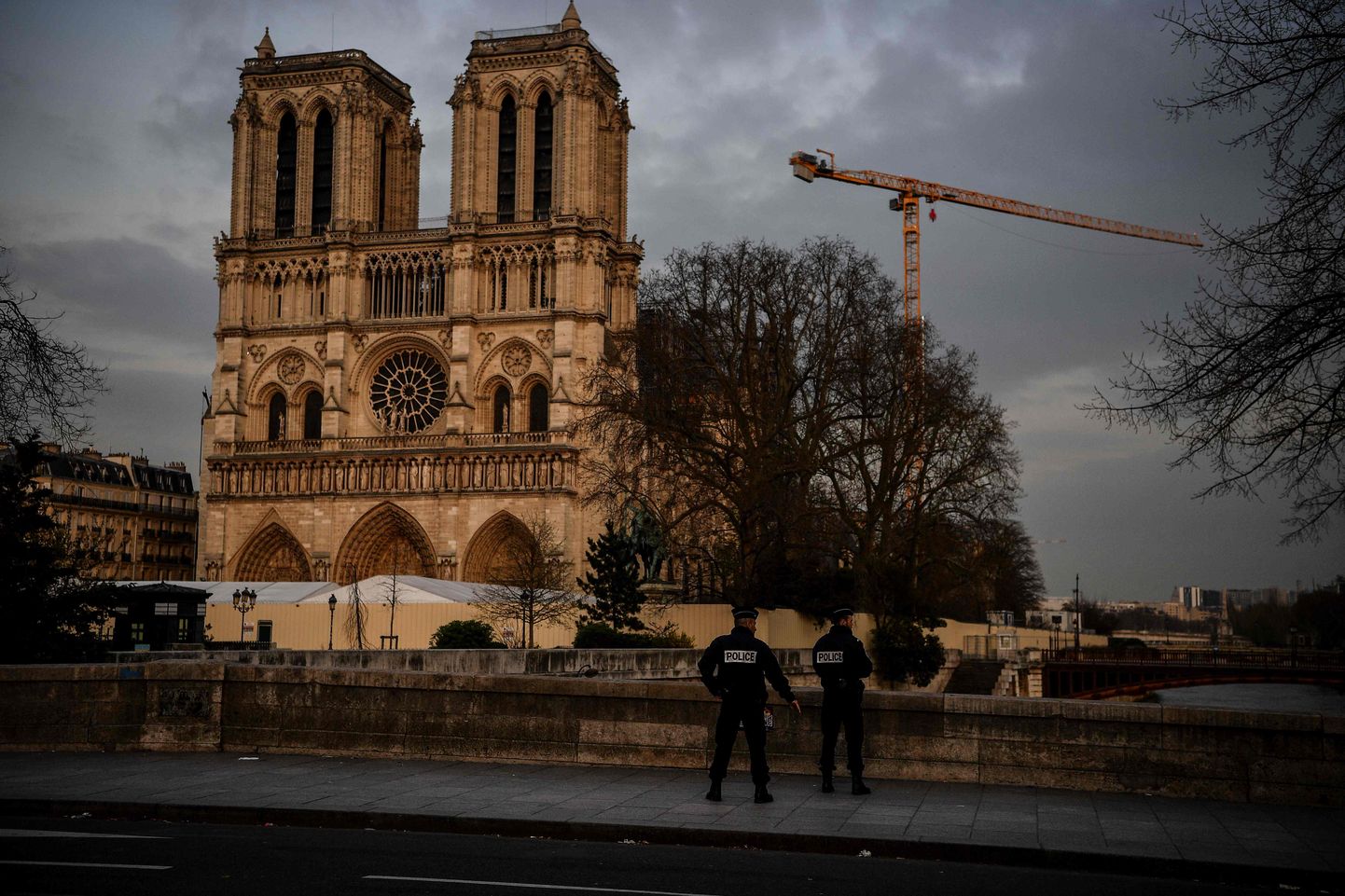 Prantsusmaa Pariisi Jumalaema kiriku (Notre-Dame), mis sai 2019. aasta aprillis tulekahjus kannatada, juures on näha vaid politseinikke. Koroonaviiruse epideemia tõttu on tänavad inimtühjad