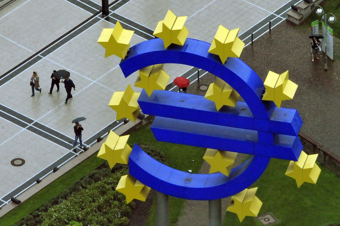 Euro logo Euroopa Keskpanga peahoone ees Frankfurdis.