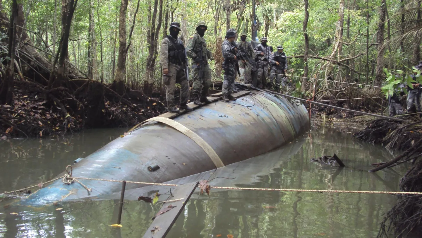 Ecuadori sõdurid poseerivad  La Loma džunglist tabatud konfiskeeritud narkoallveelaeval.