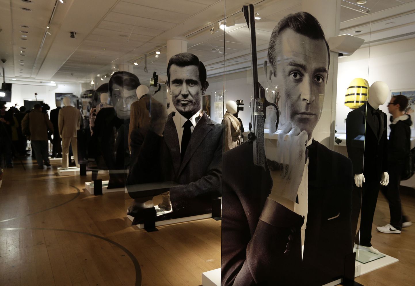 Christie's oksjonimaja oksjonile pandavad Bondi filmidega seotud esemed