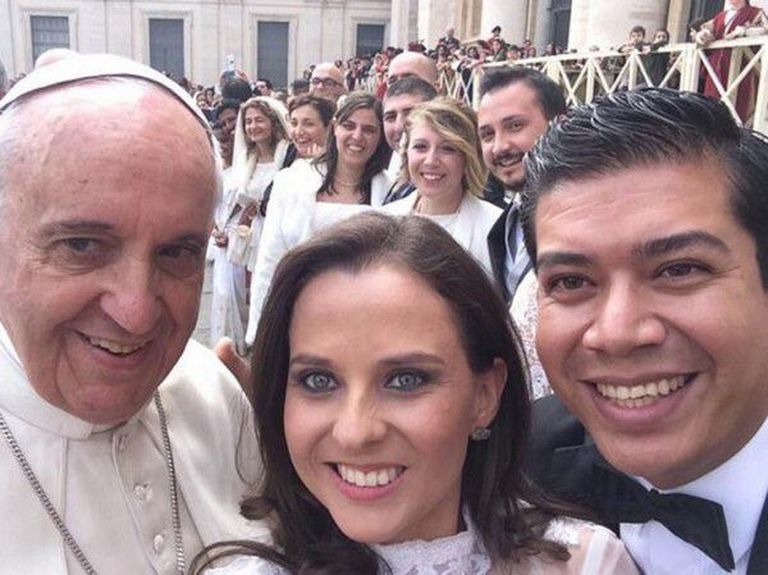 Папа Франциск решил разделить праздник молодоженов...