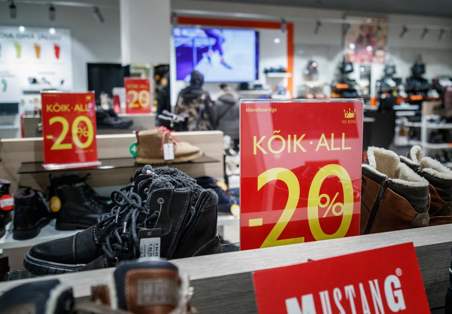 Must Reede Ülemiste keskuses 2021. aastal