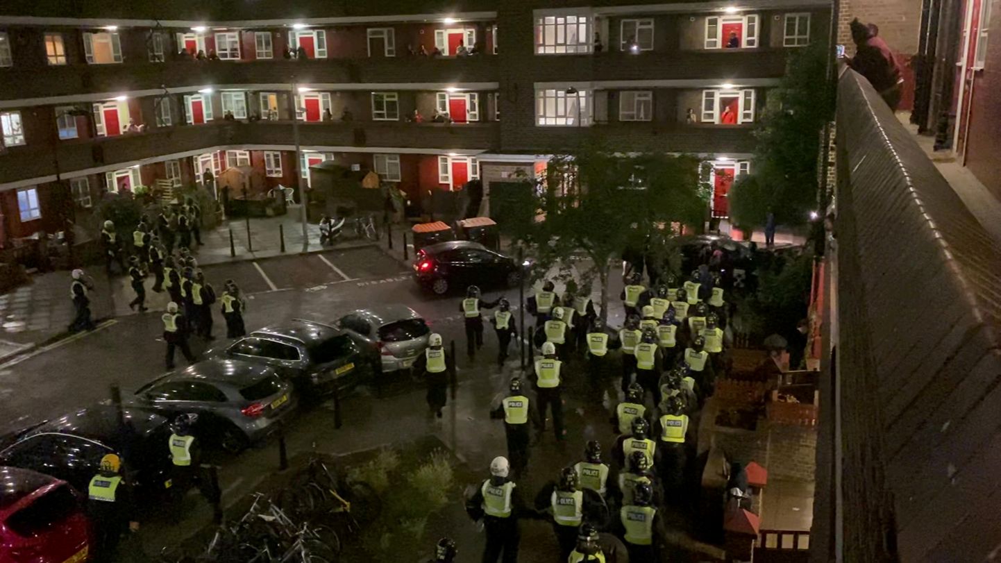 Londoni politsei White City's ebaseaduslikku tantsupidu laiali ajamas.