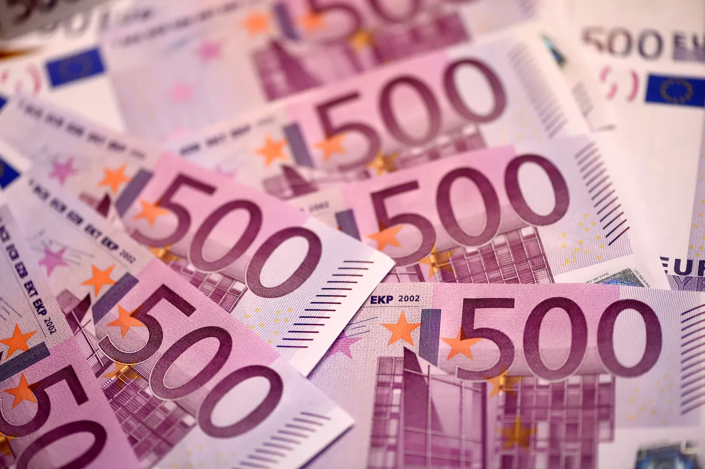 500 eiro banknotes.