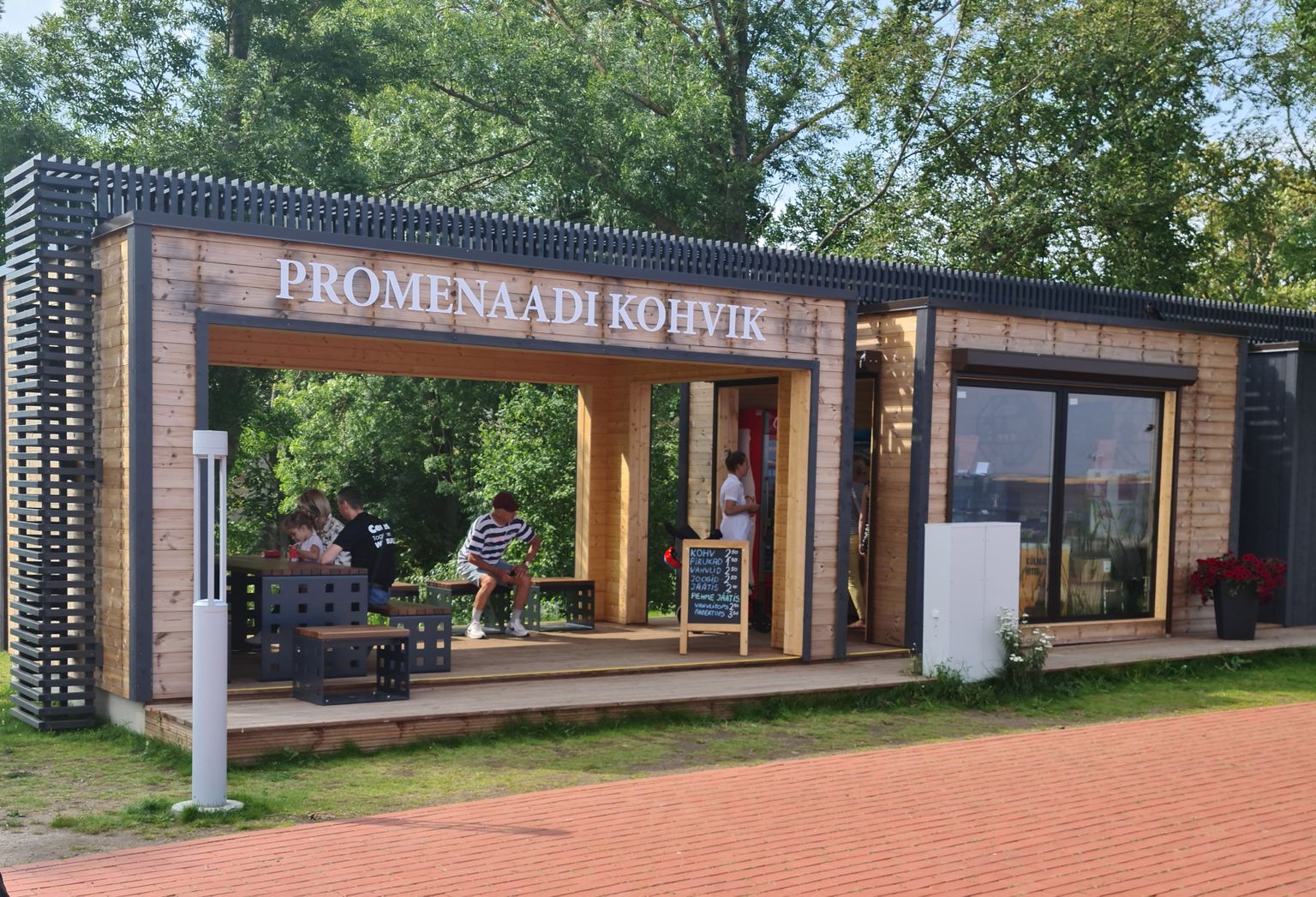 Eelmisel suvel sai Sillamäe promenaadil kohvi ja pirukat osta vaid ühest müügikohast.