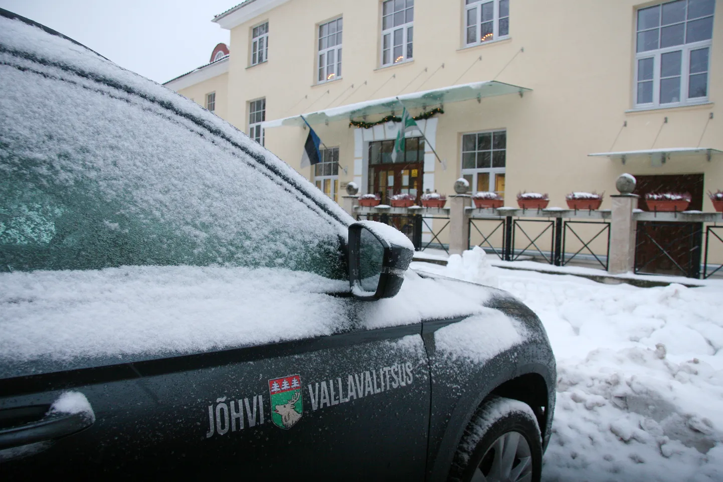 Jõhvi vallavanema ametiauto küsimus on volikogus juba korduvalt kerkinud. Nüüd tahab volikogu selle lahendada, andes vallavanemale piiramatu õiguse sõidukit igal ajal kasutada.