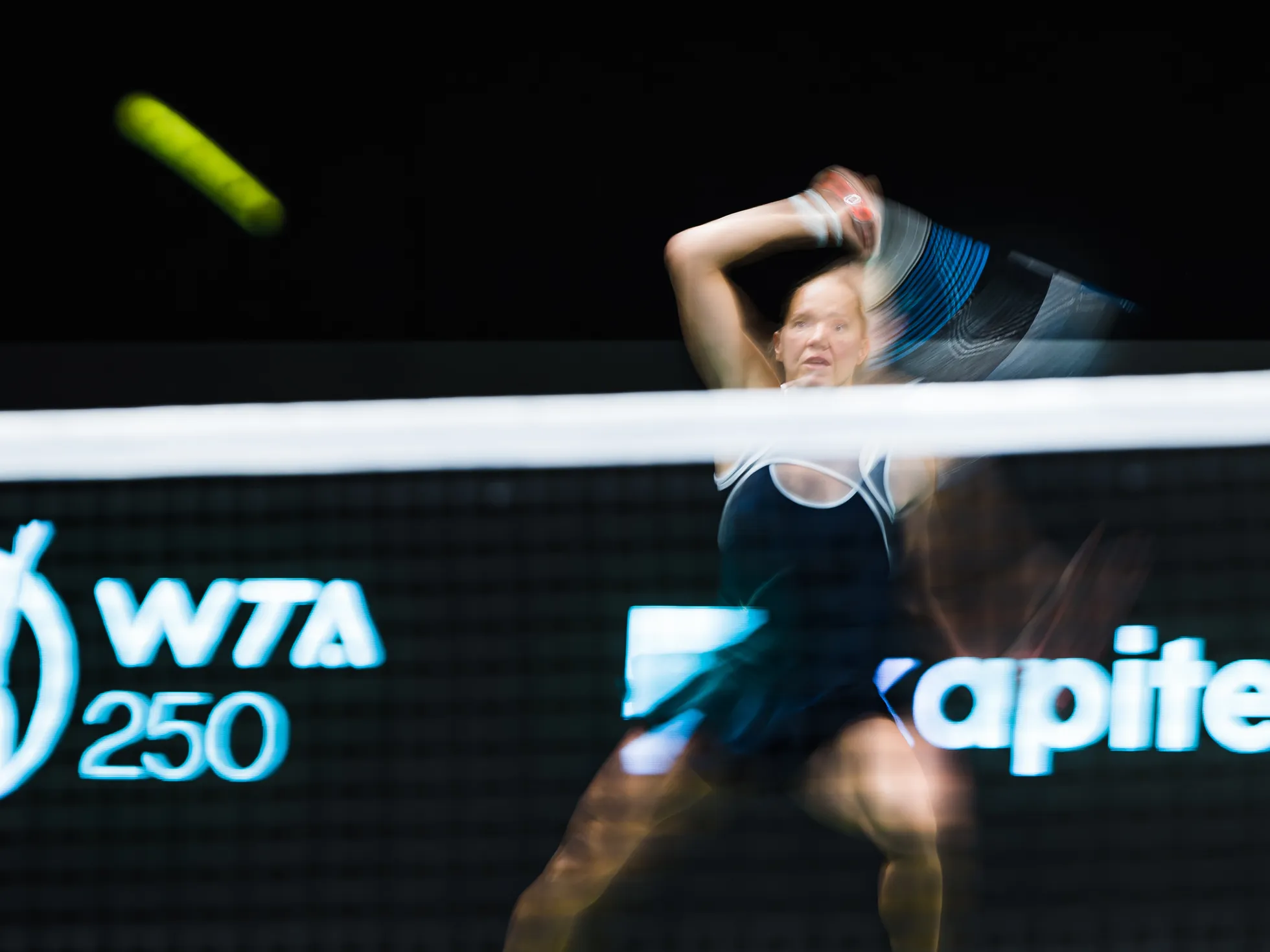Sinimustvalgega võidule.
Kaia Kanepi võitis Tallinnas koduse WTA turniiri esimeses voorus lõunanaaber Jeļena Ostapenkot reketiga, mis pika säriga pildistades kangastus Eesti lipuks.
