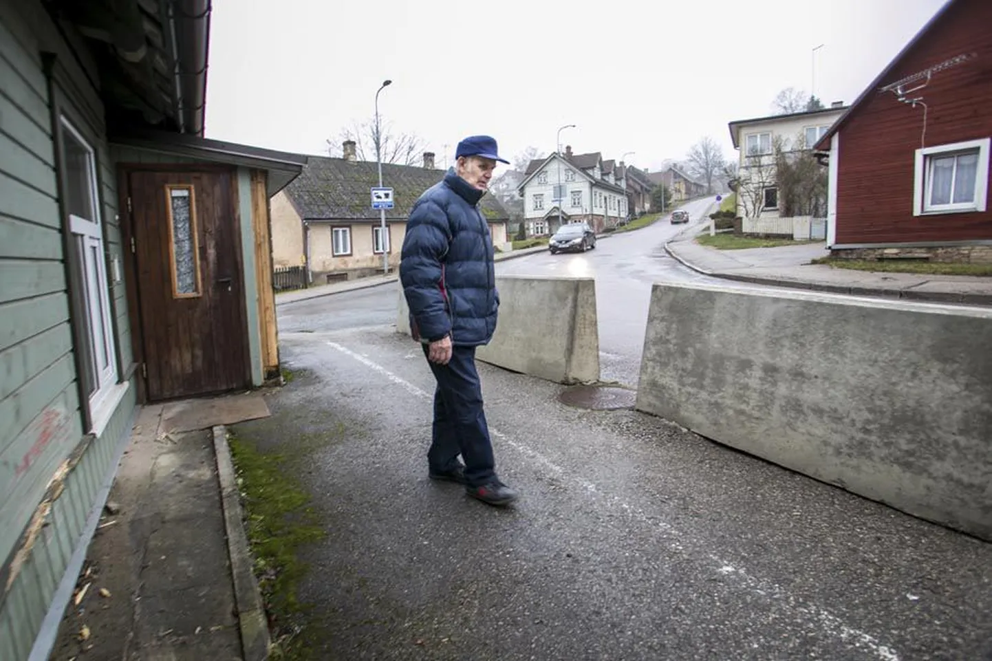 Kuigi esimese korruse elanikud pole uue piirde suhtes skeptilised, on seda teisel korrusel elav Vello-Aksel Klettenberg. Tema sõnul tuleks Tartu tänava laskumisele paigaldada ka lamav politseinik, mis võtaks autojuhtide hoogu maha.