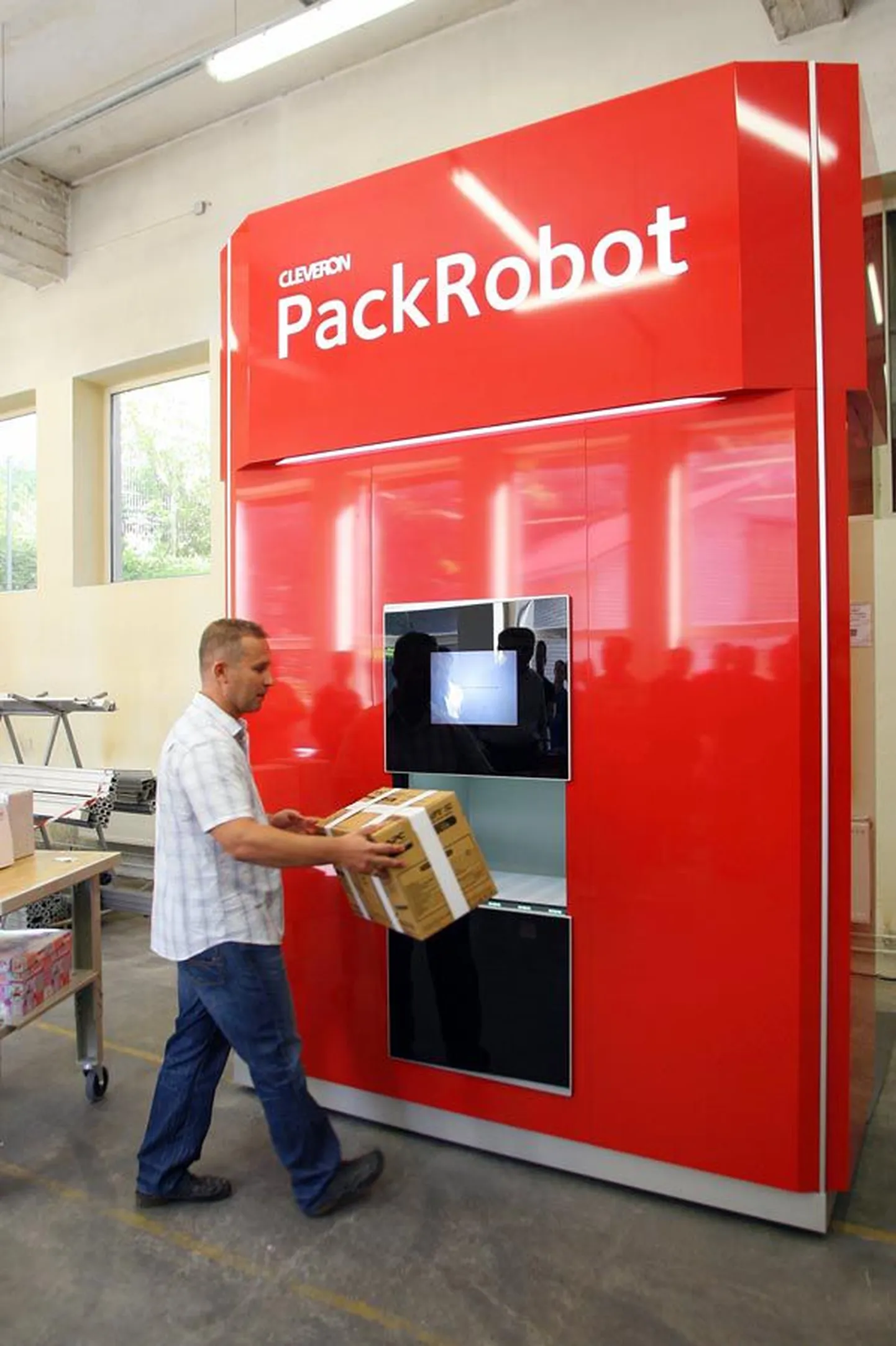 Kui seni kasutusel olnud postiautomaatides on iga pakk klienti oodanud eraldi ukse taga, siis Viljandis väljatöötatud uus masin väljastab kõik esemed ühest luugist.