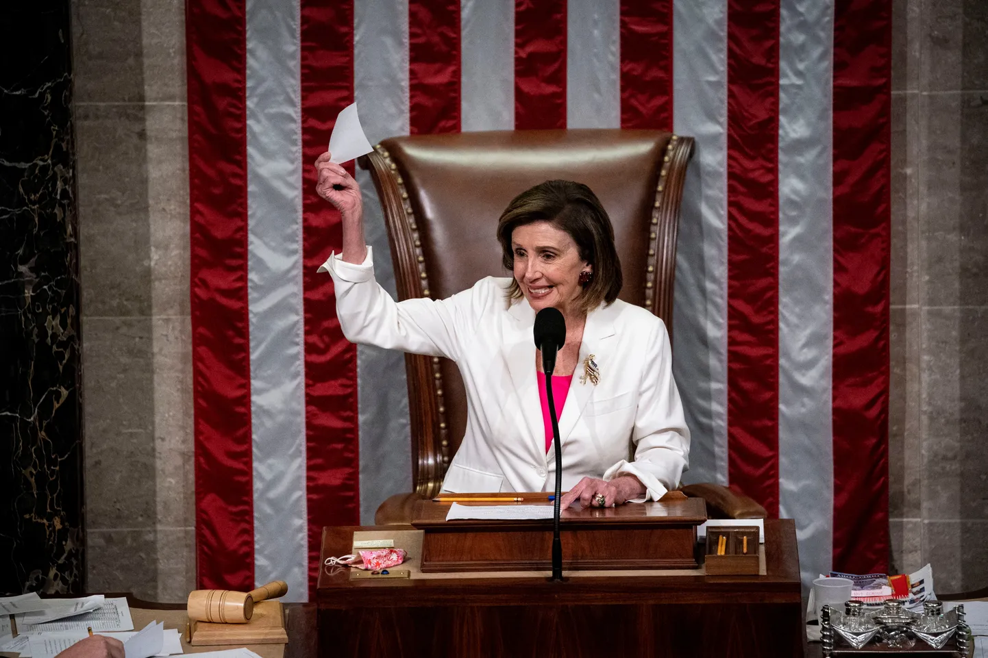 USA esindajatekoja spiiker Nancy Pelosi hoidmas lõpphääletuse tulemust.