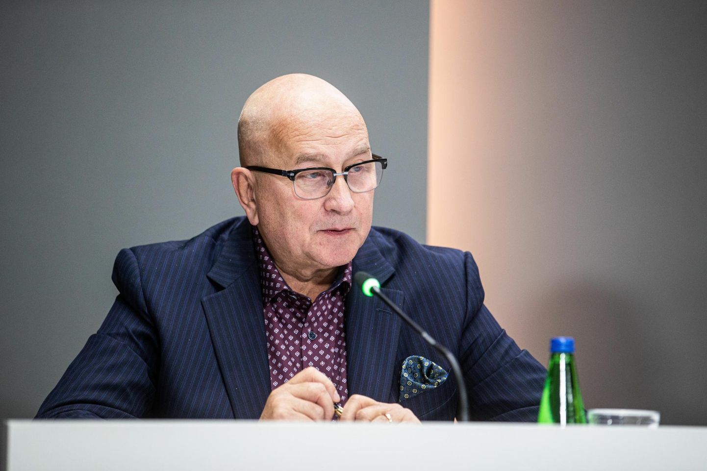 Kalle Klandorf andis volikogu istungi alguses üle umbusaldusavalduse linnapea Jevgeni Ossinovskile.