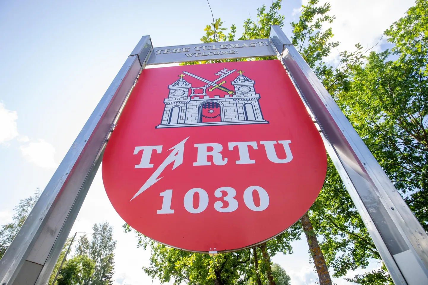 Tartus toimub Metallica kontsert, mille raames on Tartu linna piiril asuvad linnasildid saanud Metallica kujunduse.