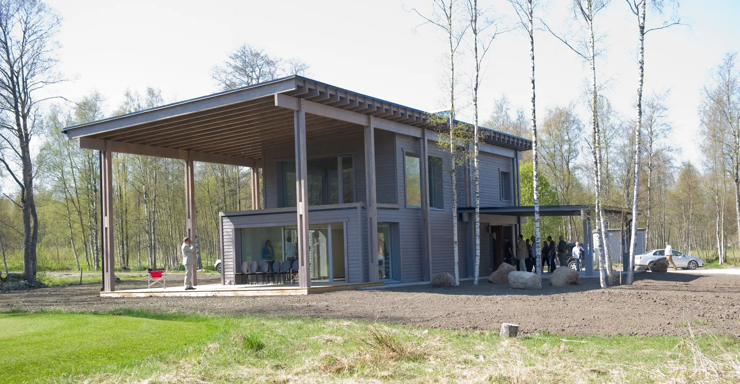 Jõelähtme golfikülas kevadel valminud energiatõhusast majast pidi saama Eesti esimese elamumessi peakorter. Tänaseks on selge, et mess jääb 2012. aastal ära.