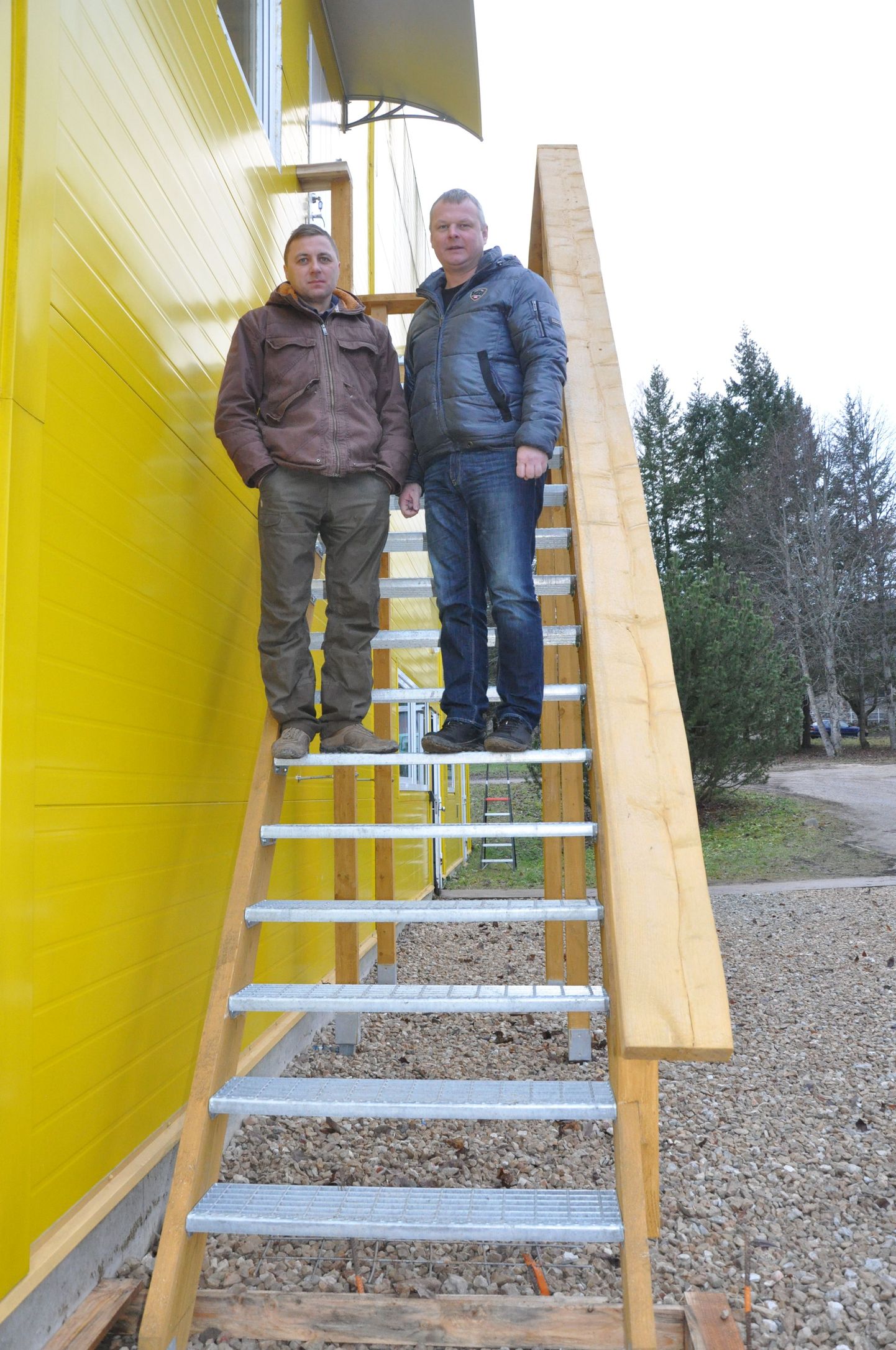 Ettevõtte juhid Kalle Tinnuri (vasakul) ja Jaak Sarapuu leidsid Kuremaa alevikus tühjana seisnud tootmishoone eelmisel kevadel ning vaid paari kuuga panid seal püsti saematerjali tootmise tsehhi.