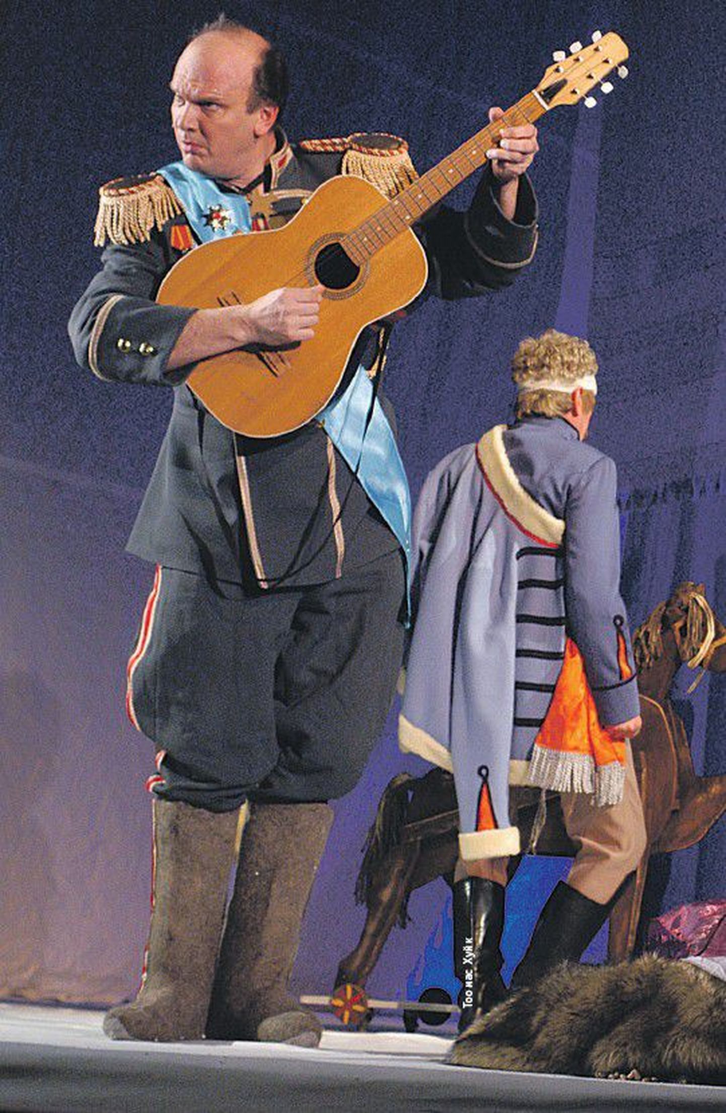 27 и 28 ноября музыкальным спектаклем «Амуры в снегу» по пьесе Фонвизина «Бригадир», в котором Олег Рогачев играет главную роль — Бригадира, артист отметит свой юбилей.