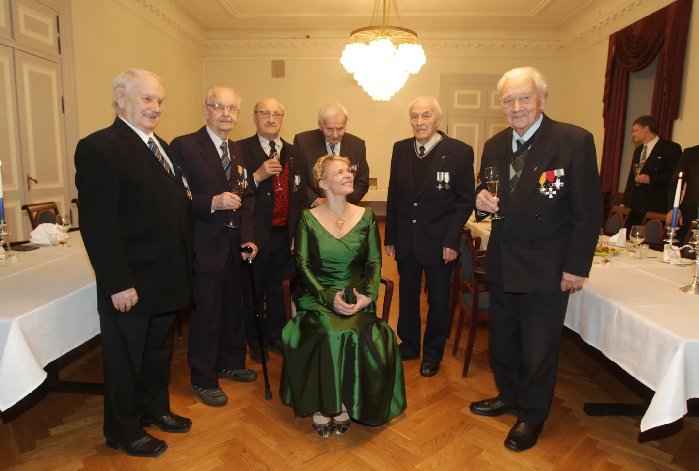 Soome luuletaja Heli Laaksonen Tartus kuue soomepoisi keskel.