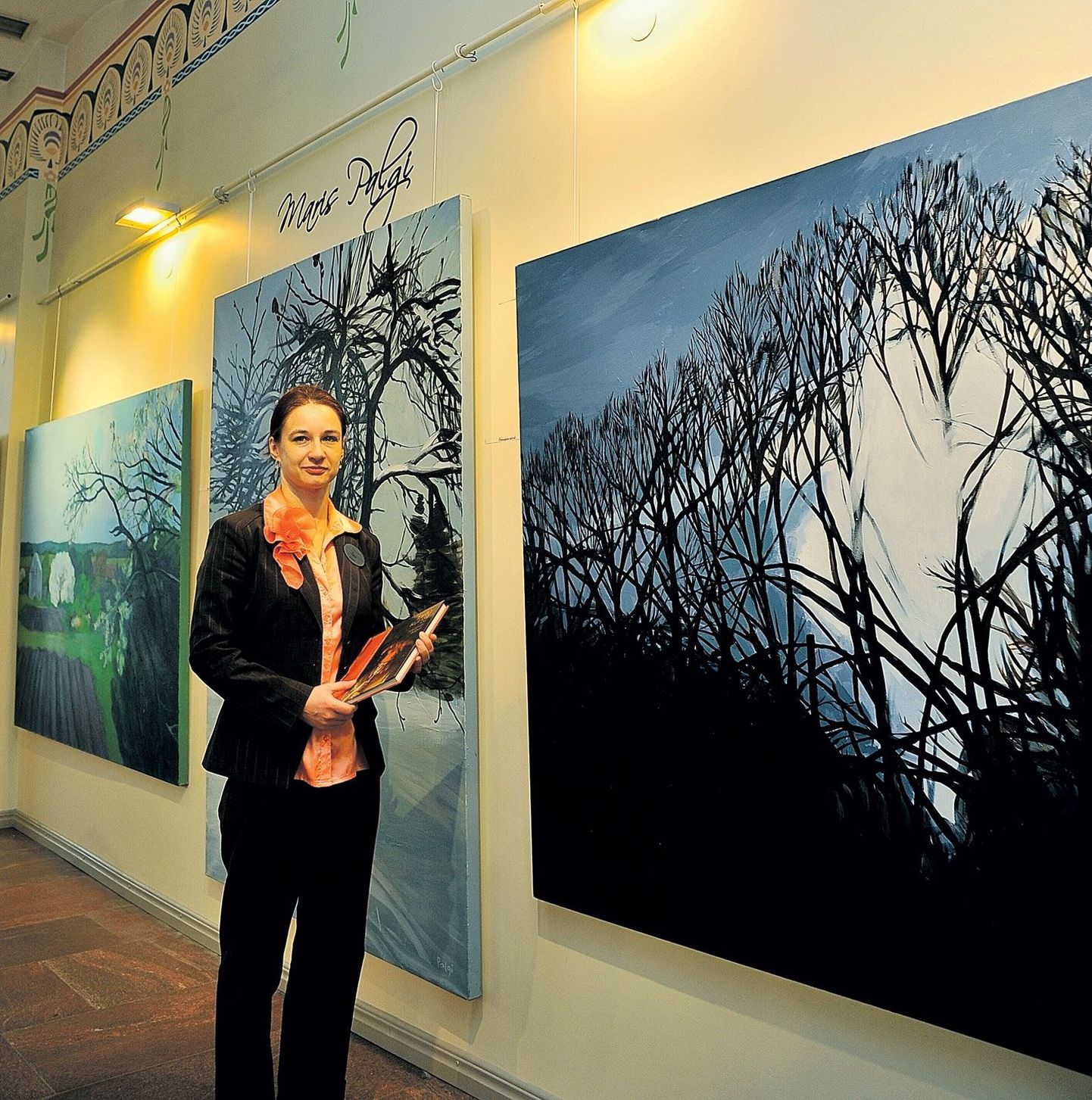 E-kunstisalongi juhataja Daisi Kahur peatus Maris Palgi maali «Õhtu» ees.