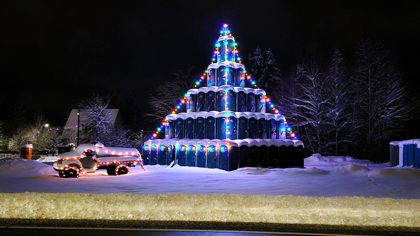 Так выглядит рождественская елка, сделанная из общественных туалетов, ночью.