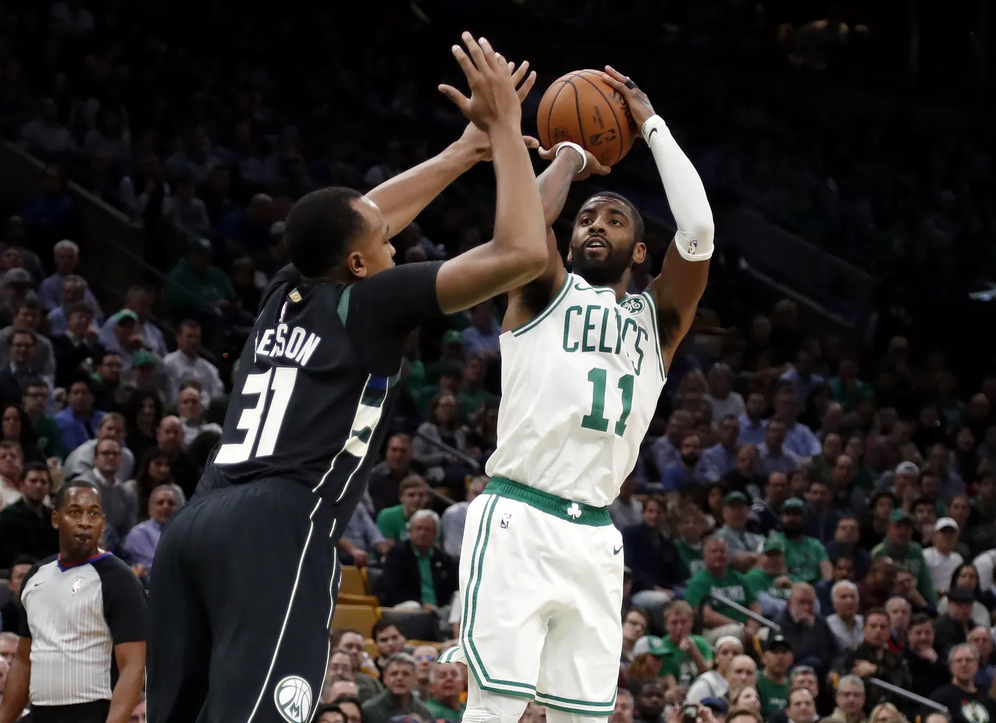 Kyrie Irving (valges) tabamas järjekordset kaugviset.