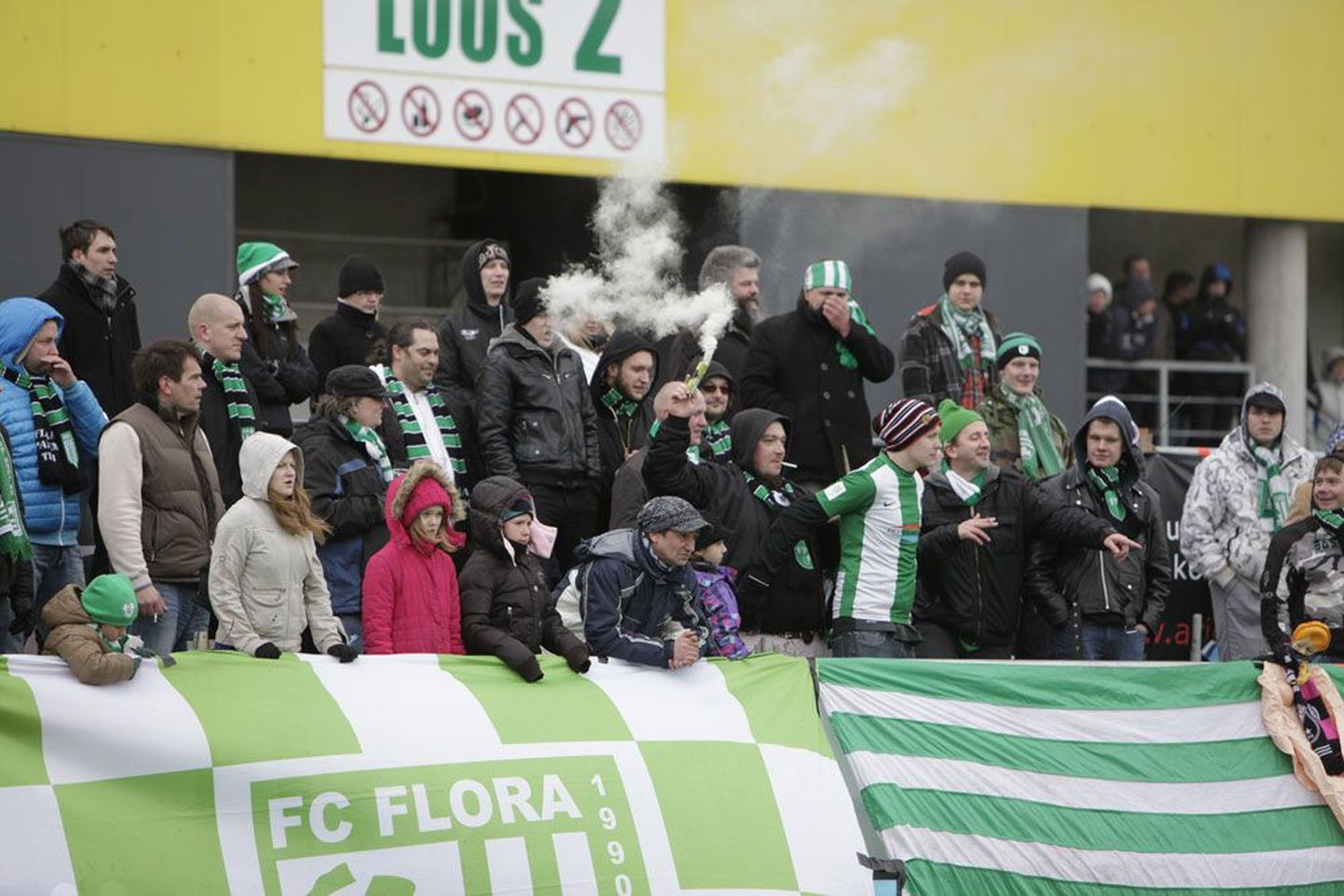 Фанаты Flora во время матча 14 апреля с Nõmme Kalju, после которого был наложен штраф за использование пиротехники.
