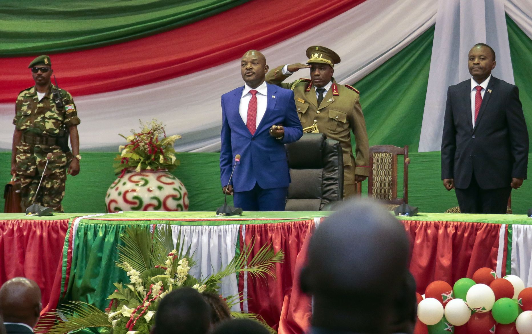 Sinises ülikonnas Burundi president Pierre Nkurunziza