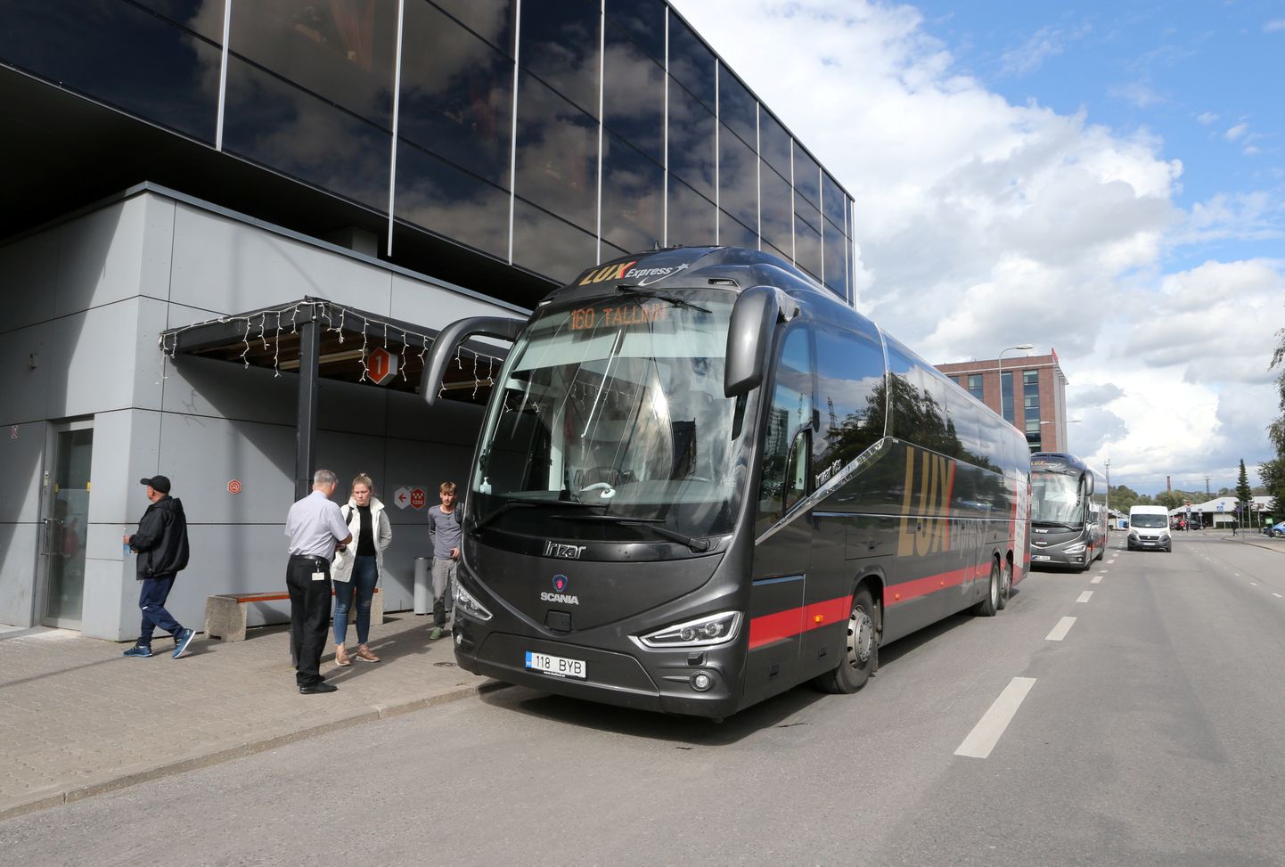 Pildil Lux Expressi buss Tartu bussijaamas.