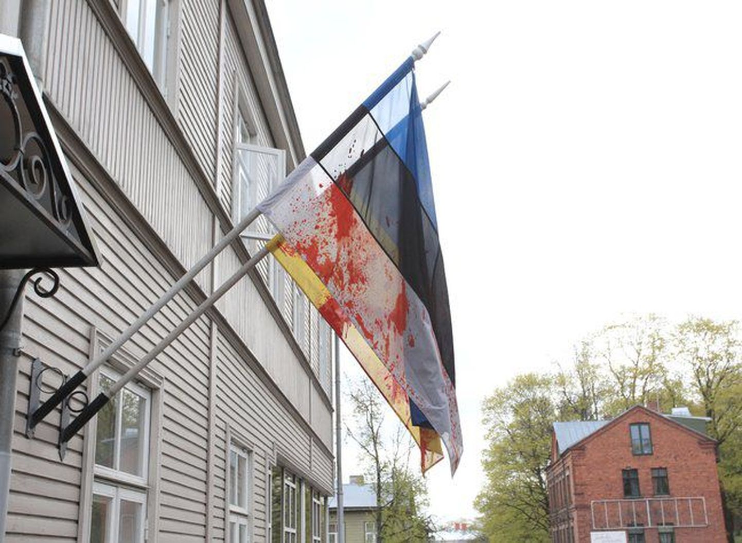 В Тарту осквернили флаги Эстонии и Украины.