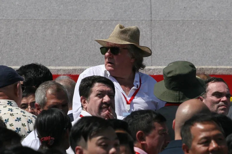Gérard Depardieu (keskel, valges särgis) Põhja-Koreas Pyongyangis