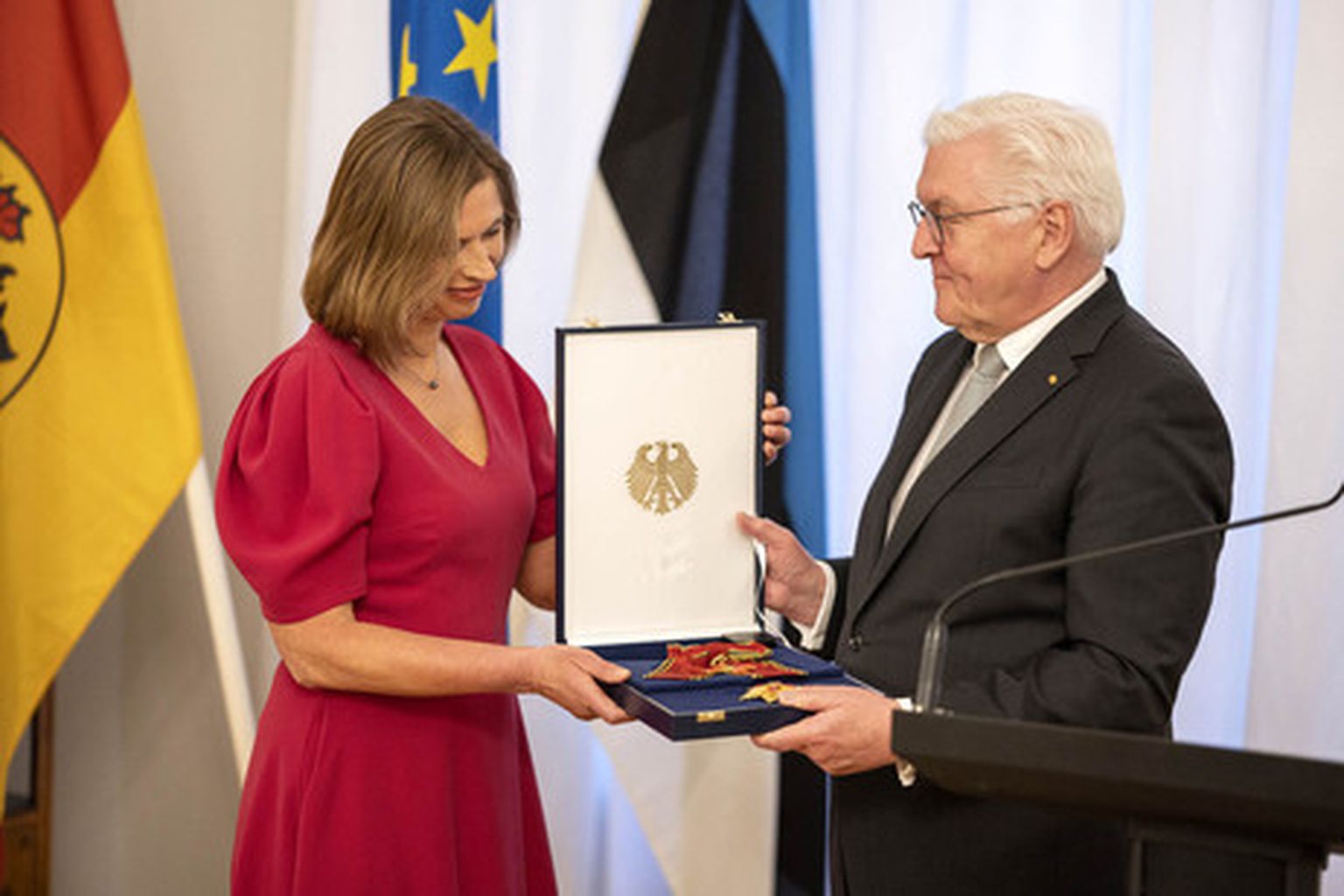 Saksamaa president Frank-Walter Steinmeier autasustas riigi kõrgeima teenetemärgiga Kersti Kaljulaidi.