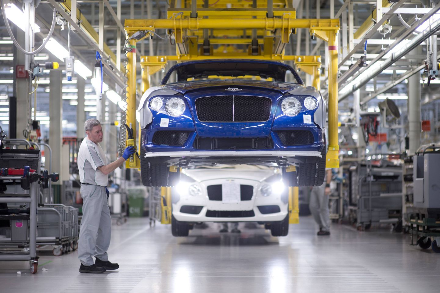 Завод Bentley в Великобритании.