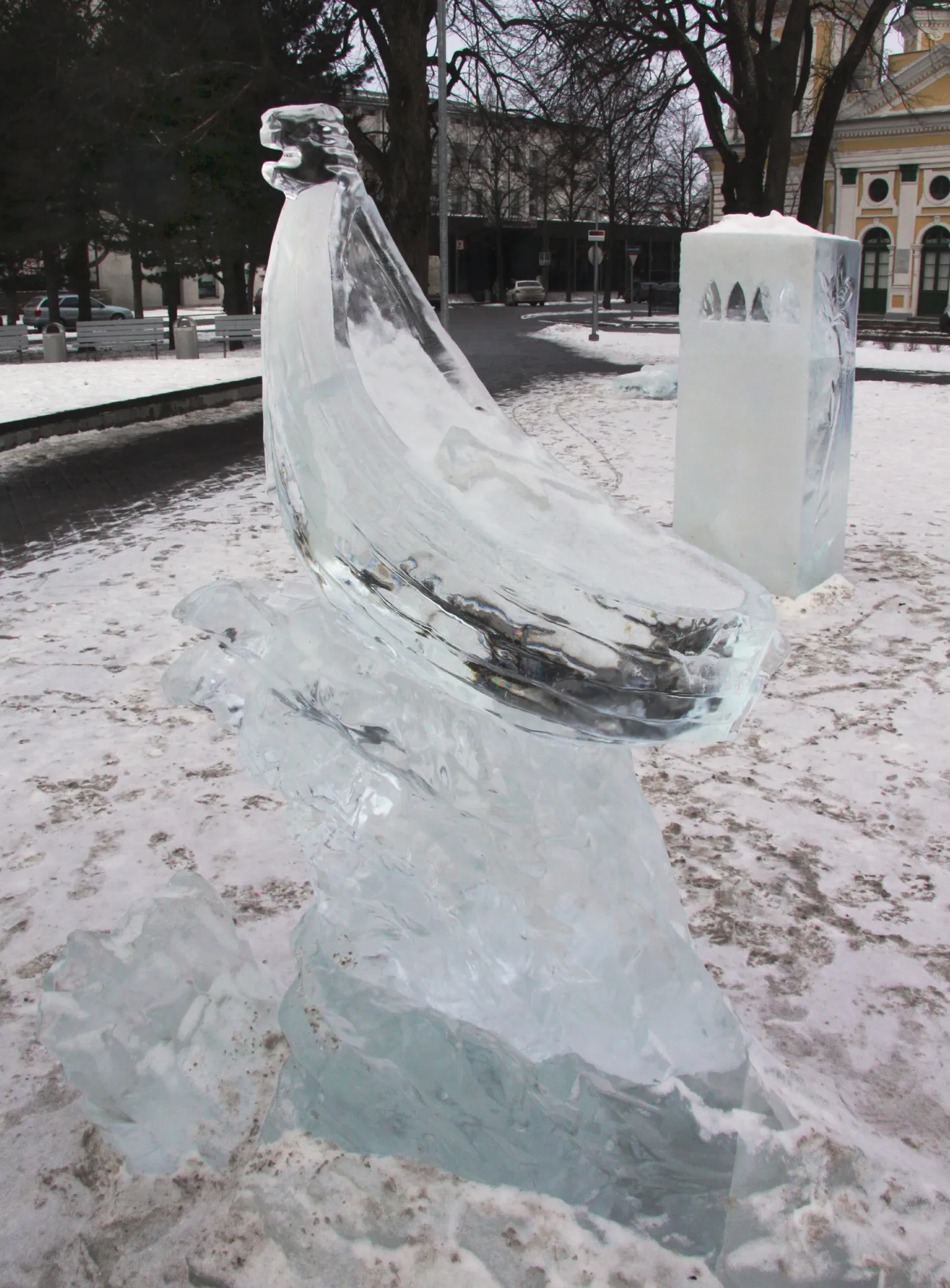 Pärnus Lastepargis on nädalavahetusel lõhutud jääskulptuurid.