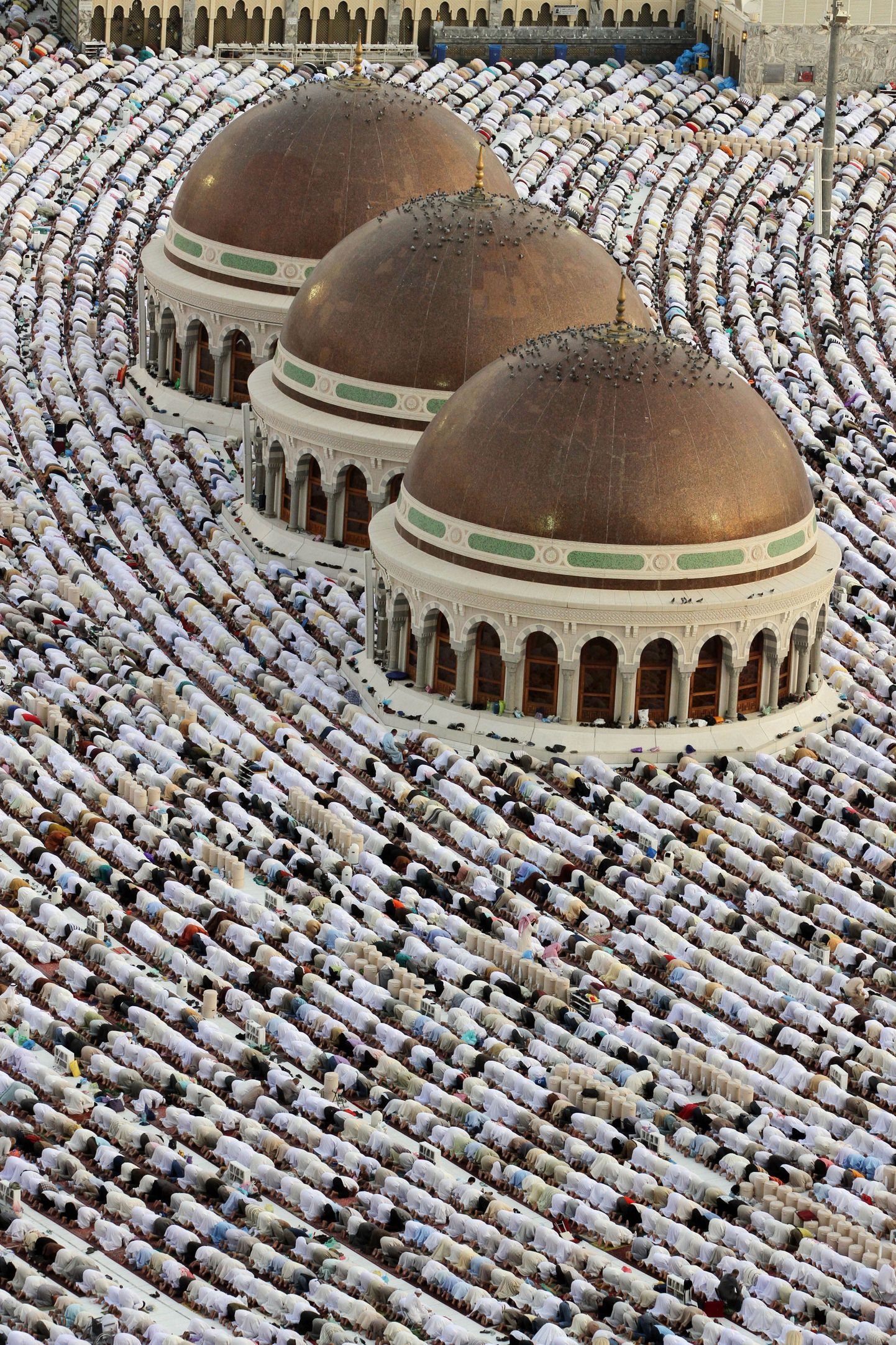 Moslemitel lõppeb ramadaan. Fotol palvetajad Meka suure mošee juures