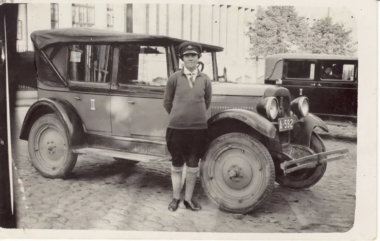 За рулем работали и женщины: таксистка Анна Кангур, 1930-е годы.