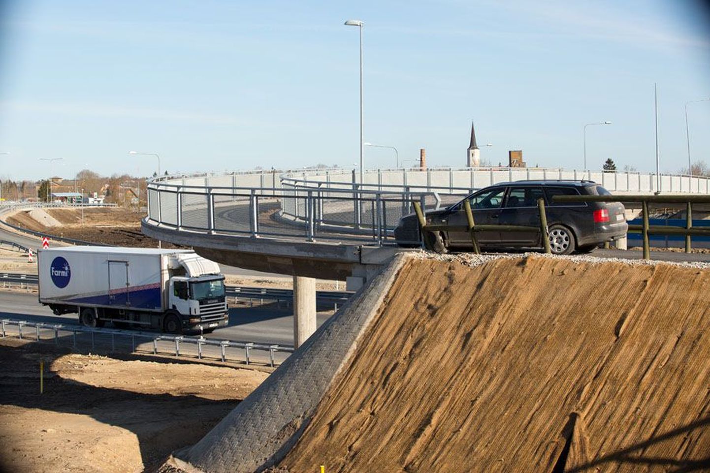 Avariiline sõiduauto Haljala viadukti jalakäijate sillal.