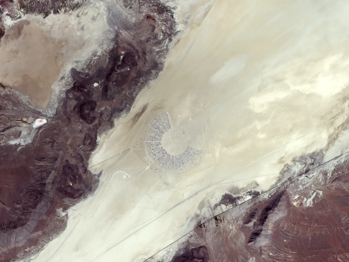 Black Rock Desert, Nevada loodeosas USAs. 26. augustil 2024 Copernicus Sentinel-2 missioonil salvestatud pildil on näha valget liivast ala kõrbe edelaosas, kus toimus festival Burning Man.