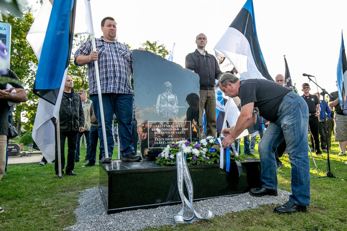 EKRE eestvedamisel meenutati Lihula kalmistul, kuidas sinna püstitati mälestussammas Eesti sõjameestele, mis valitsuse korraldusel maha võeti.