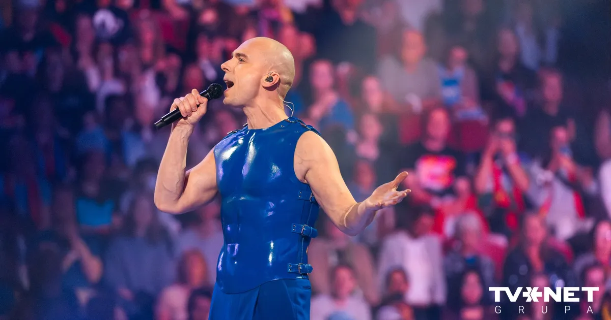 SE DET!  ⟩ Don bryter sammen i tårer mens han fremfører sangen sin på den store Eurovision-scenen