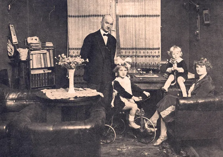 Valsts kontrolieris Roberts Ivanovs ar kundzi Loniju, meitu Gunu un dēlu Ilgvaru. 1927. gads. Publicēts žurnālā “Jaunā Nedēļa”, 28.01.1927.