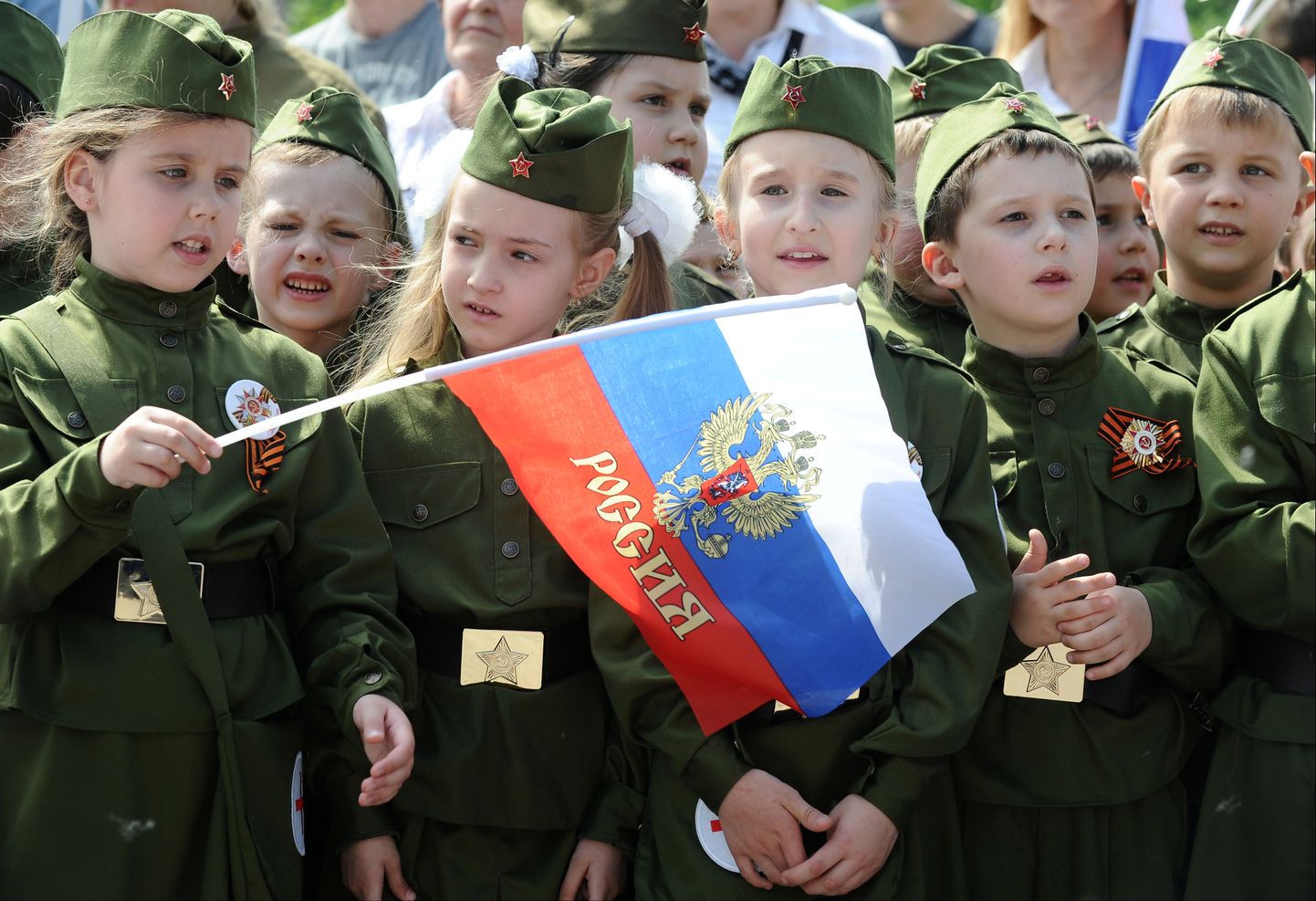Дети 16 мая 2018 года в городе Ростове-на-Дону в военной форме с флагом РФ в руках.