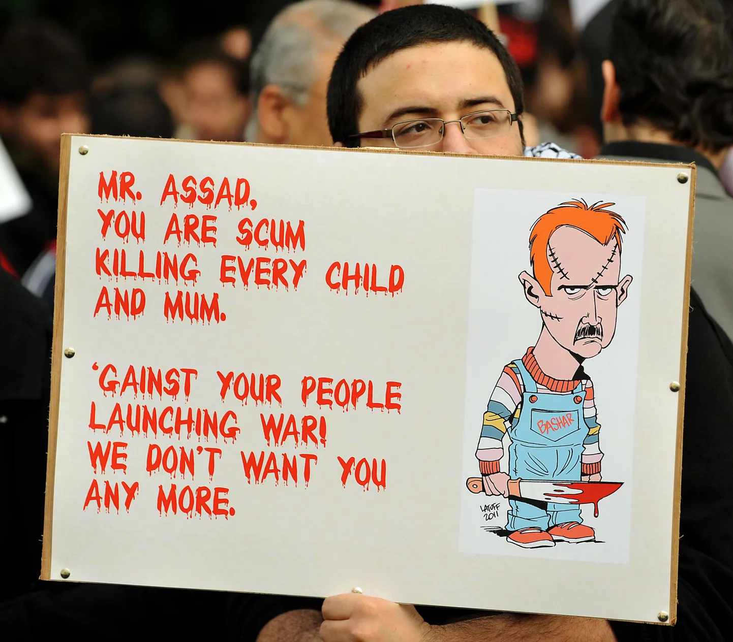 Assadi-vastane plakat eilsel demonstratsioonil Süüria režiimi vastu Londonis.