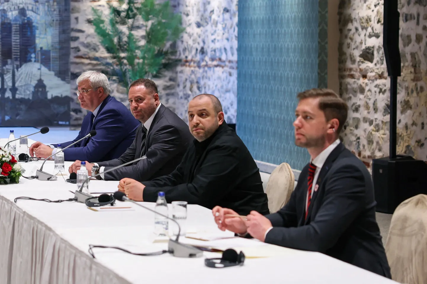 Ukraina delegatsioon, mis koosneb presidendi kantselei juht Andri Jermakist, kaitseminister Rustem Umerovist ja välisminister Andrii Sõbihast, Venemaa ja Ukraina vahelistel rahuläbirääkimistel Istanbulis 16. mail 2025. aastal.
