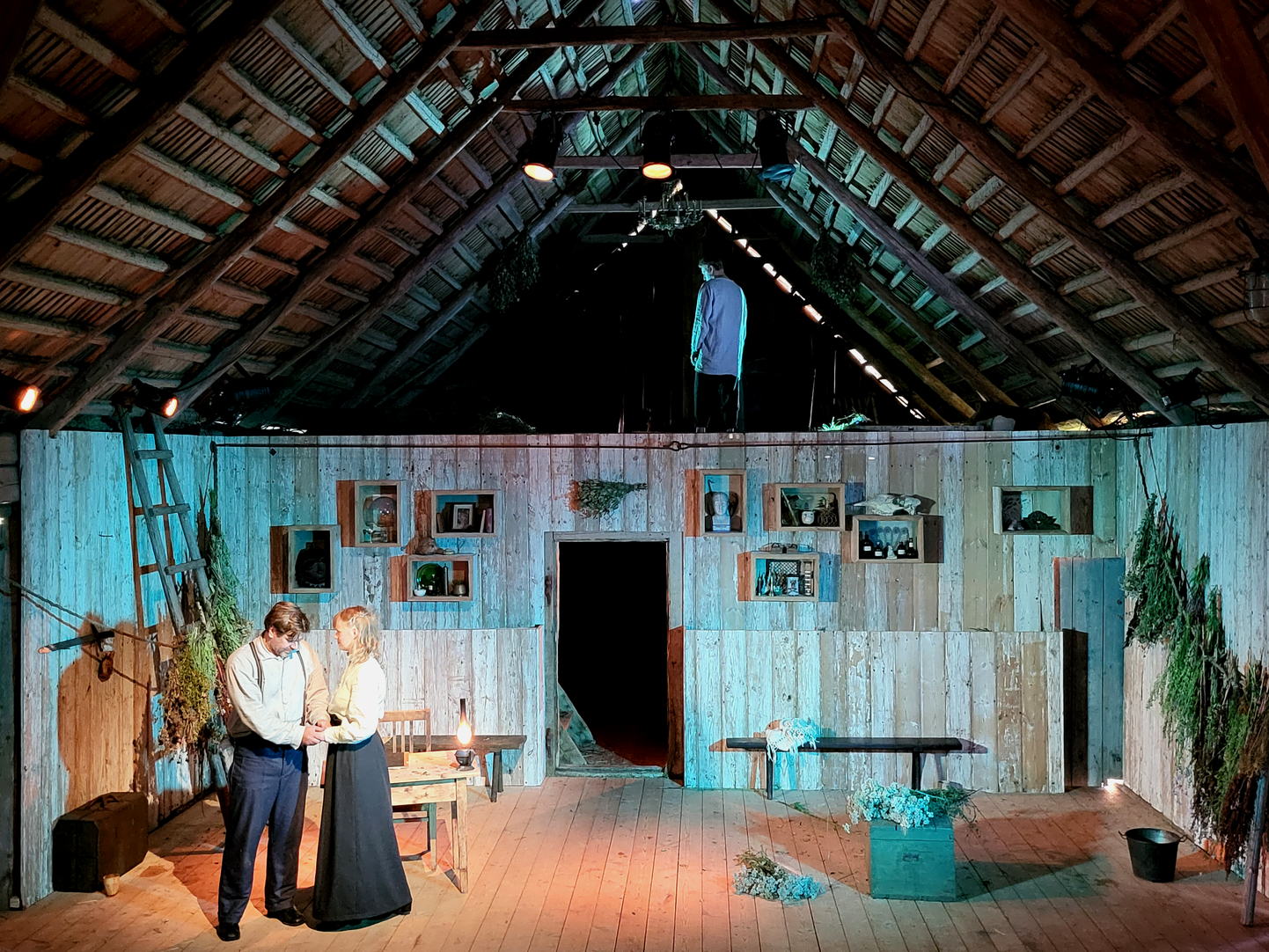 «Metuusalat» mängitakse Villike teatritalu küünis kahel tasandil ning puhuti ka väljas, kus toimuv jääb publiku fantaasia hooleks.