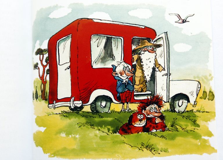 Eno Raua lasteraamatu "Naksitrallid" motiividel. Kolm naksitralli Sammalhabe, Kingpool ja Muhv saavad sõpradeks ning rändavad punase furgoonautoga mööda suviseid radu.​