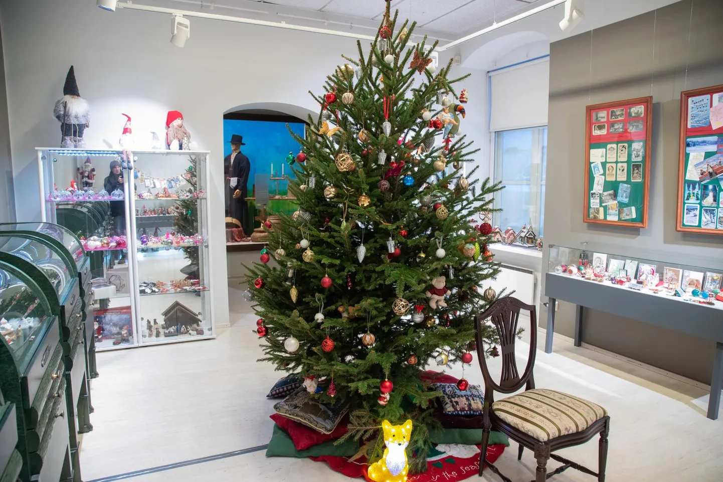 Viimast päeva avatud näitus annab võimaluse veel kord meenutada säravat ja värviküllast jõuluaega.