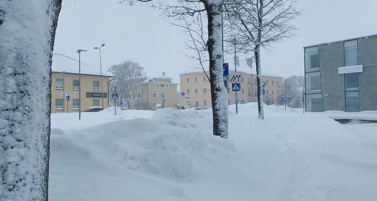 Jõhvi kesklinn Rakvere ja Viru tänava ristmiku lähedal olid pühapäeva hommikul kõrged lumekuhjad.