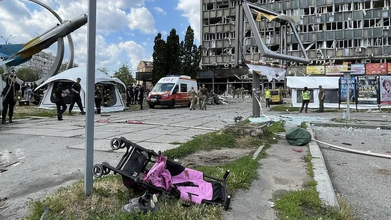 Коляска Лизы лежит на газоне перед домом быта "Юбилейный", разрушенным в результате российского ракетного удара 14 июля