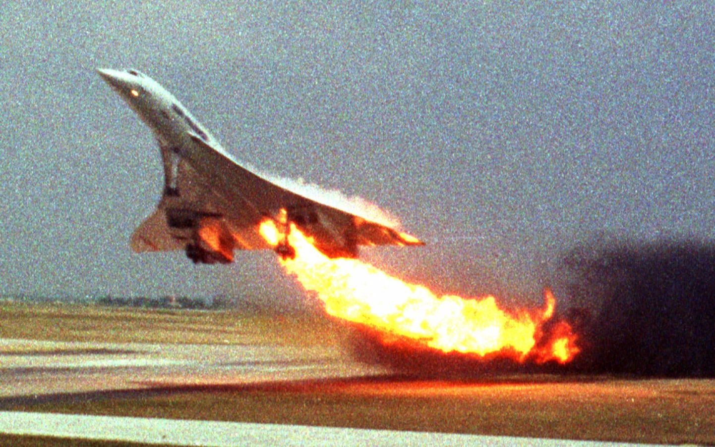 Õhkutõusul süttinud Concorde`i lennuk.